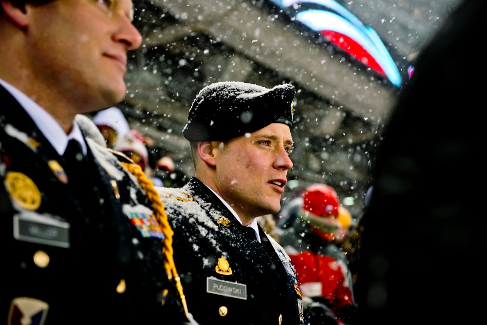 Reserve general officer, soldiers honored during Stadium Series NHL game