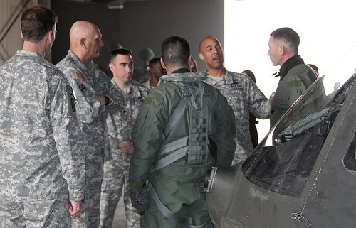Odierno gets briefed from aviation soldiers