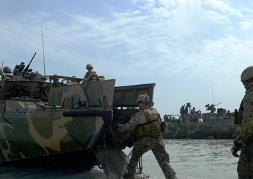 Riverine command boat training