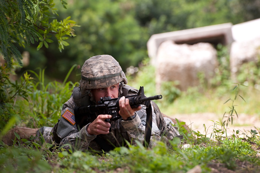 Army Guardsmen, reservists tackle challenges during Best Warrior Competition