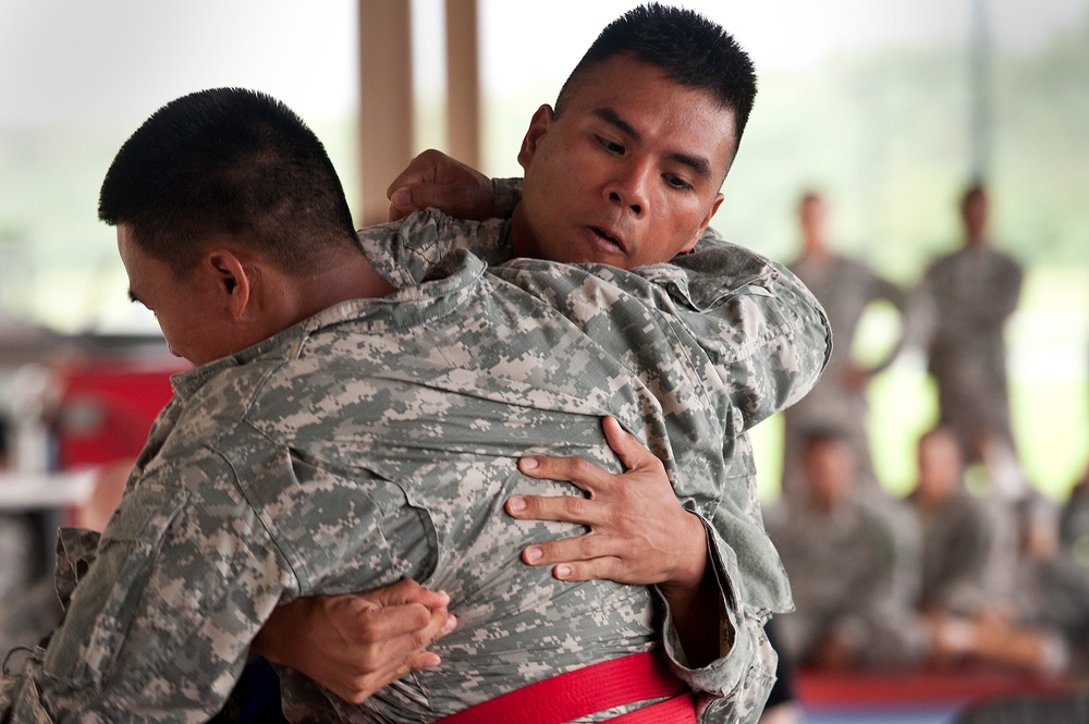 Army Guardsmen, reservists tackle challenges during Best Warrior Competition