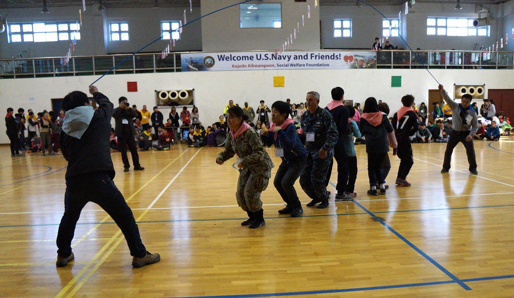 NMCB 1, ROK sailors volunteer in local community
