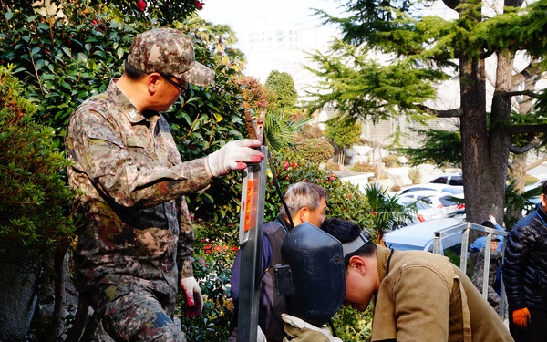 NMCB 1, ROK sailors volunteer in local community