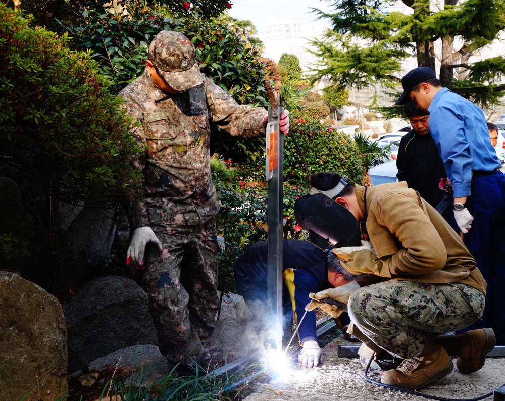 NMCB 1, ROK sailors volunteer in local community