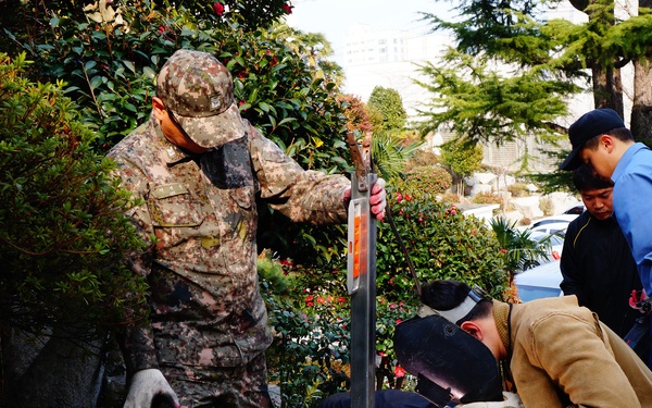 NMCB 1, ROK sailors volunteer in local community