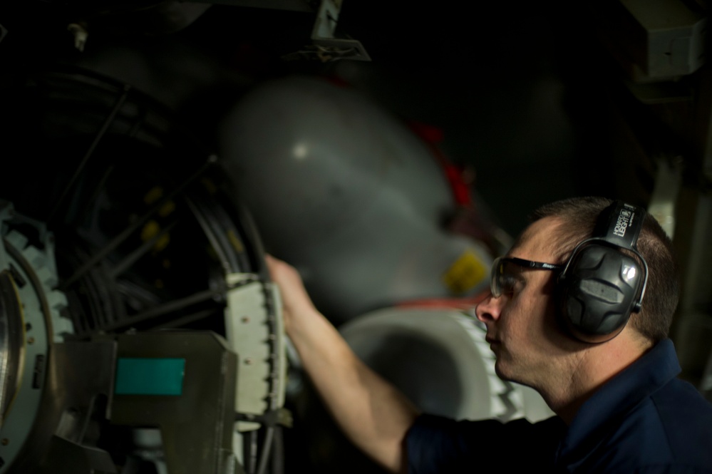 5th AMXS: Weapon load crews