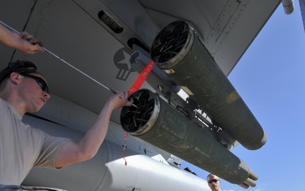 Loading and locking illuminating flares