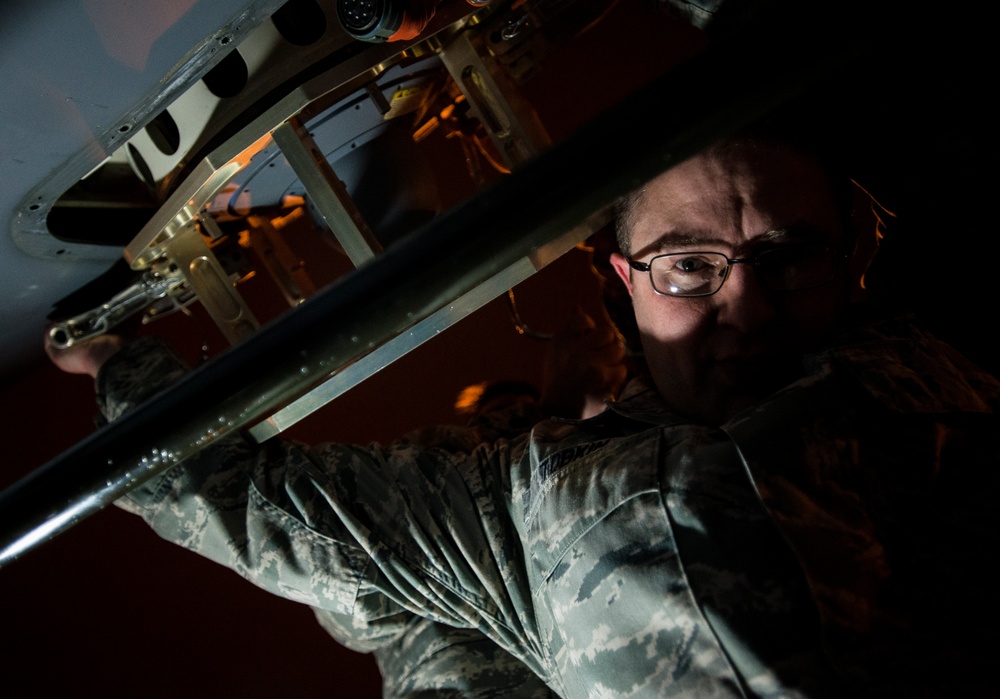 Airmen replace infrared countermeasure system on C-17