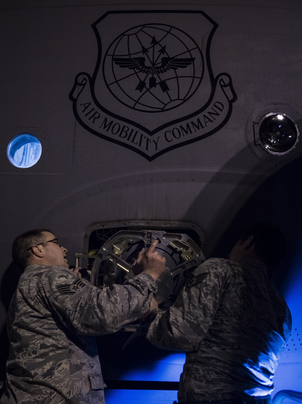 Airmen replace infrared countermeasure system on C-17