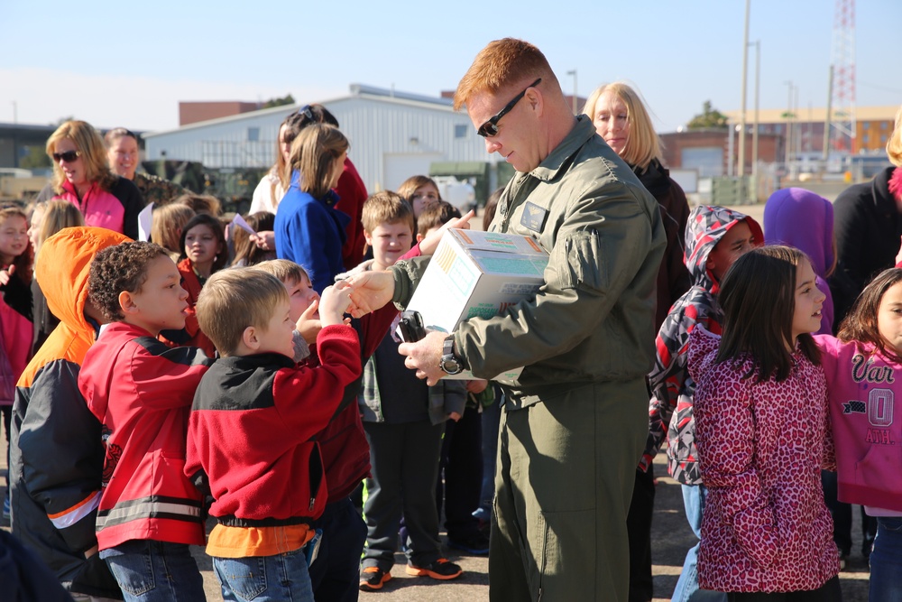 Second-graders tour 2nd MAW, Cherry Point aircraft