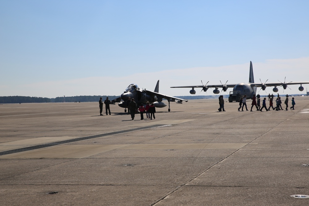 Second-graders tour 2nd MAW, Cherry Point aircraft