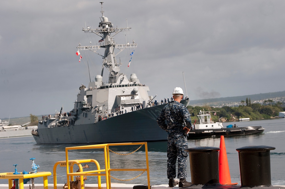 USS Michael Murphy returns to Pearl Harbor after recovery operations