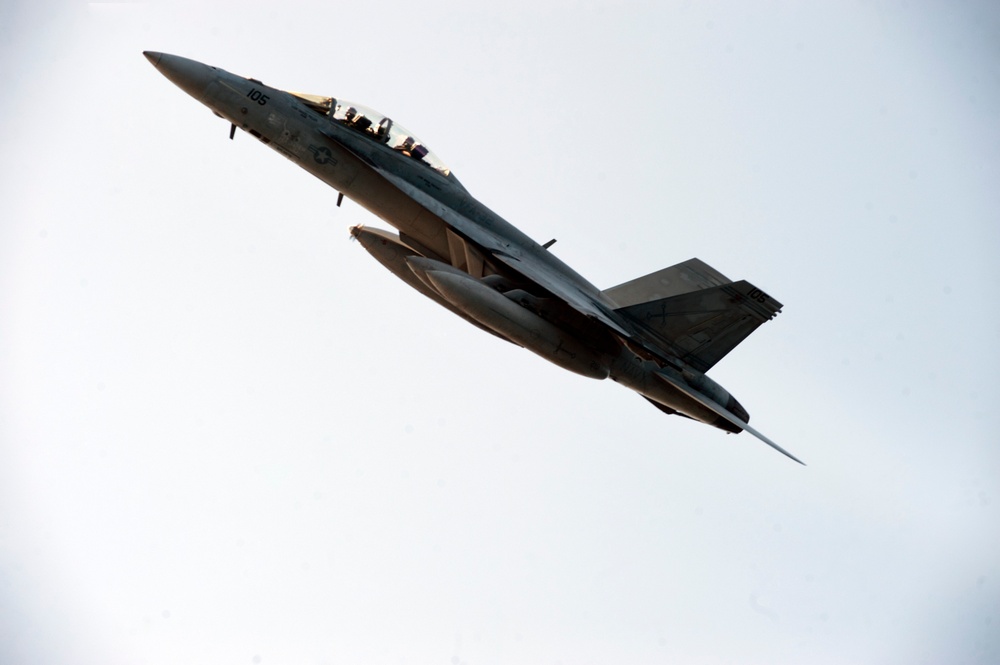 FA-18F Super Hornet flies over USS Gettysburg