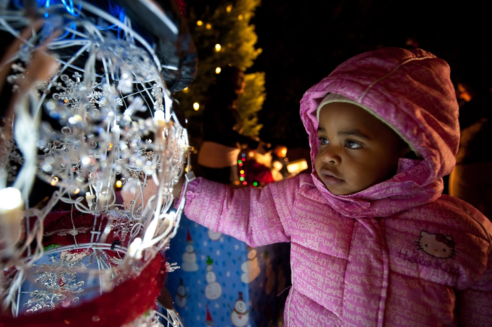 Maxwell-Gunter lights the Christmas tree