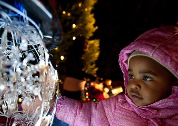 Maxwell-Gunter lights the Christmas tree