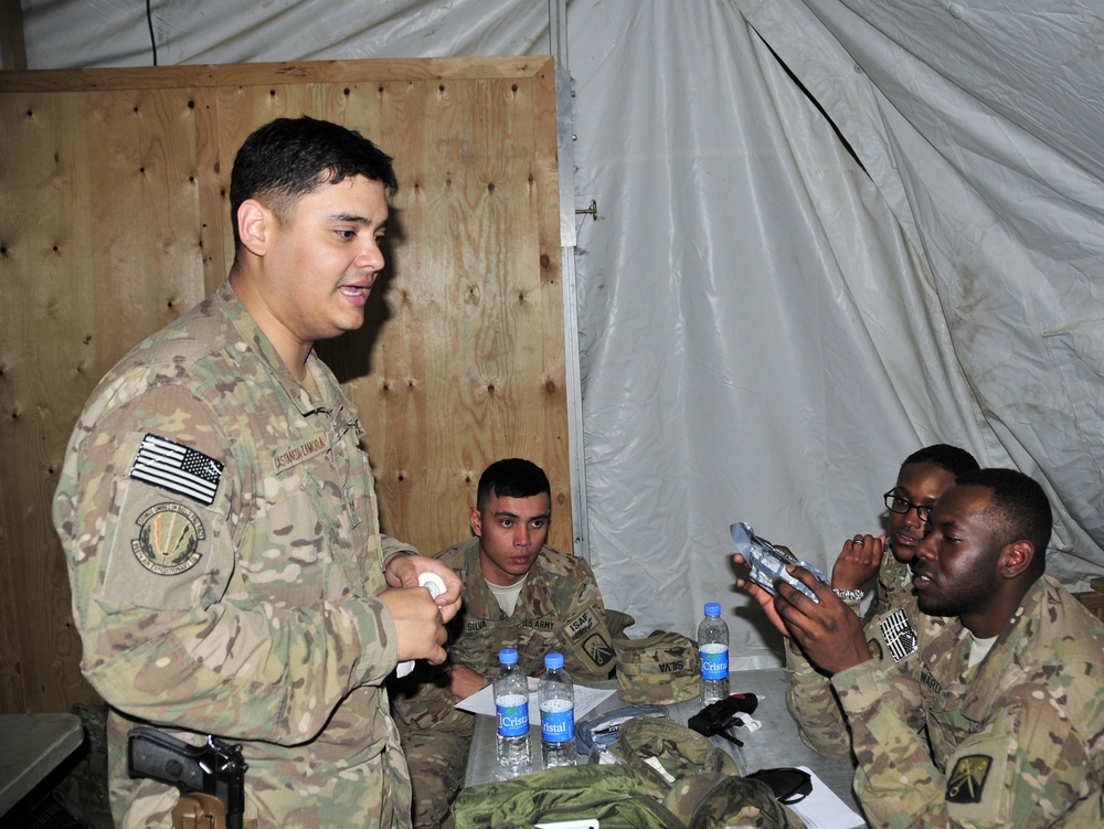 Airman medic gives CLS class refresher
