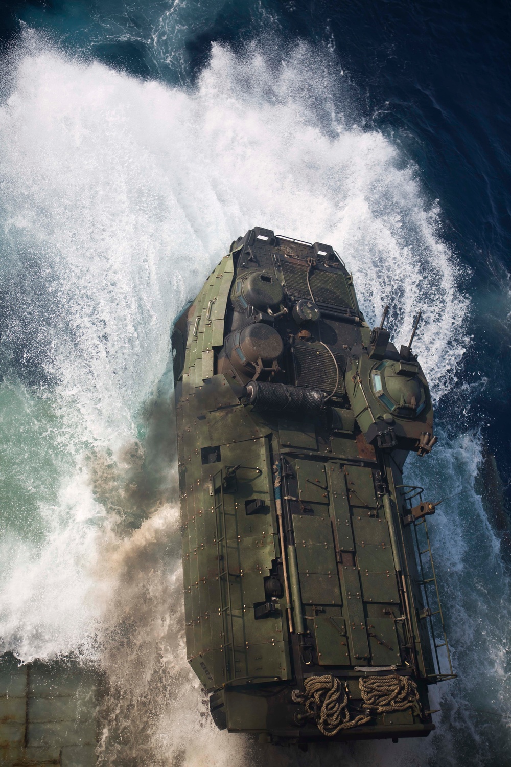 Marines conduct splash and recovery qualifications