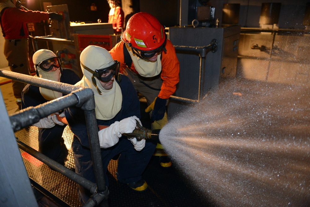 Naval Reserve SSGN (CMAV) participates in firefighting training
