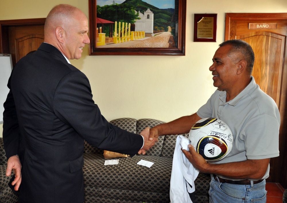 Joint Task Force-Bravo Commander visits local leaders in Honduras