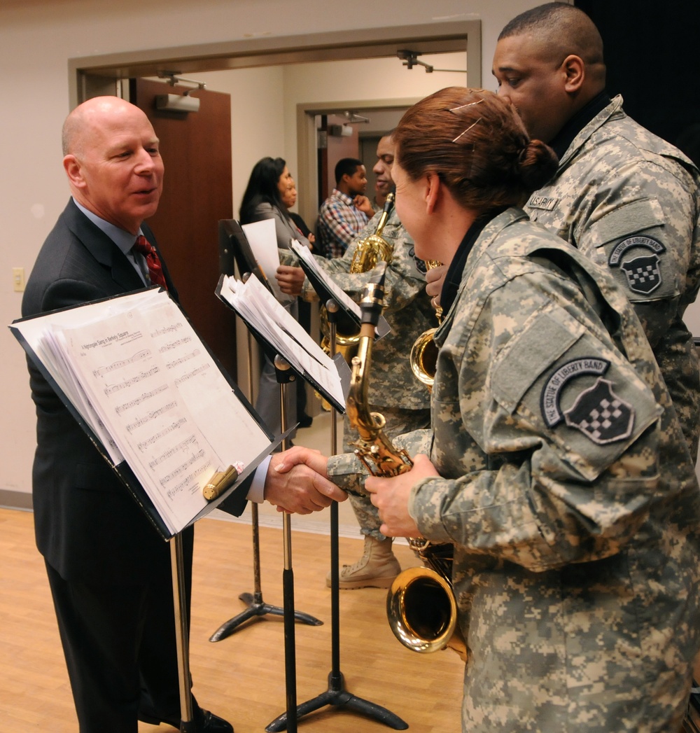 Army Reserve’s command executive visits troops