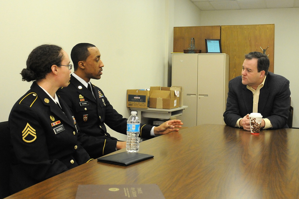 Chicago-based Army Reserve soldiers meet with state senator