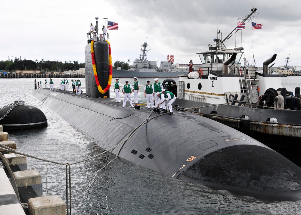USS Tucson moors at Joint Base Pearl Harbor-Hickam