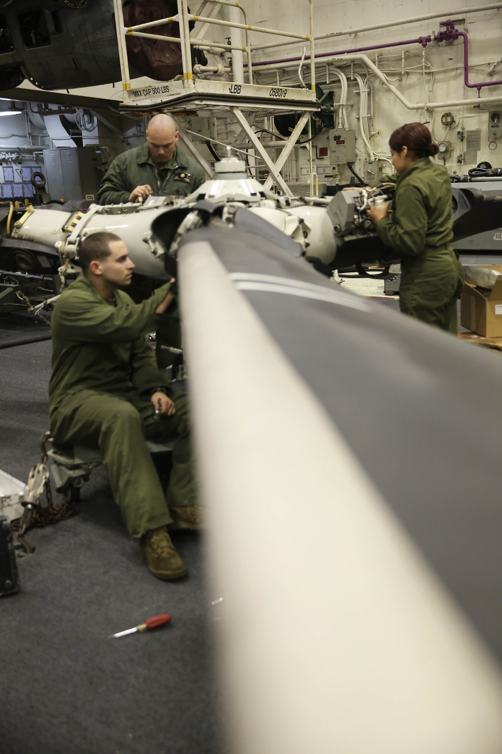 VMM-263 Marines install Osprey propeller