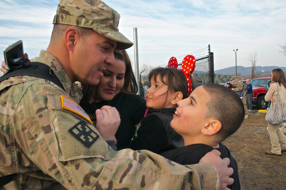 Army dad is welcomed home by wife and kids