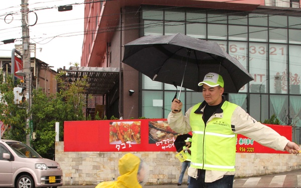 10th Regional Support Group soldiers cross over to help Japanese children