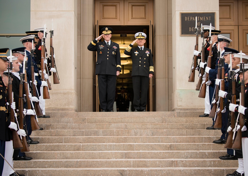 Chairman Dempsey welcomes ROK military delegation