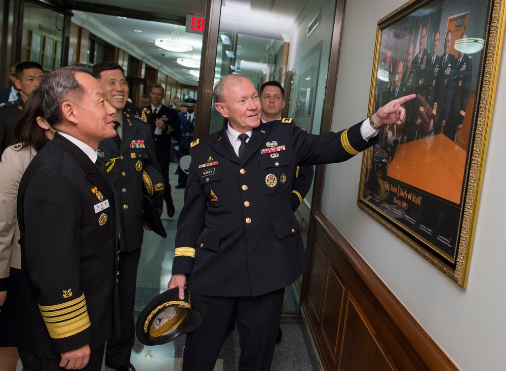 Chairman Dempsey welcomes ROK military delegation