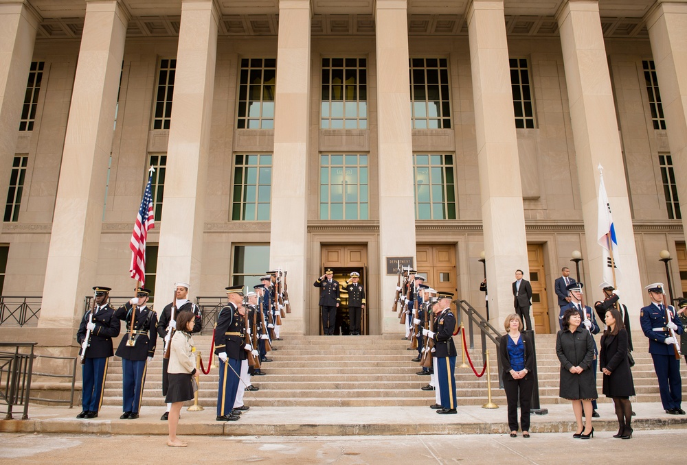 Chairman Dempsey welcomes ROK military delegation