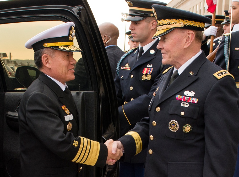 Chairman Dempsey welcomes ROK military delegation