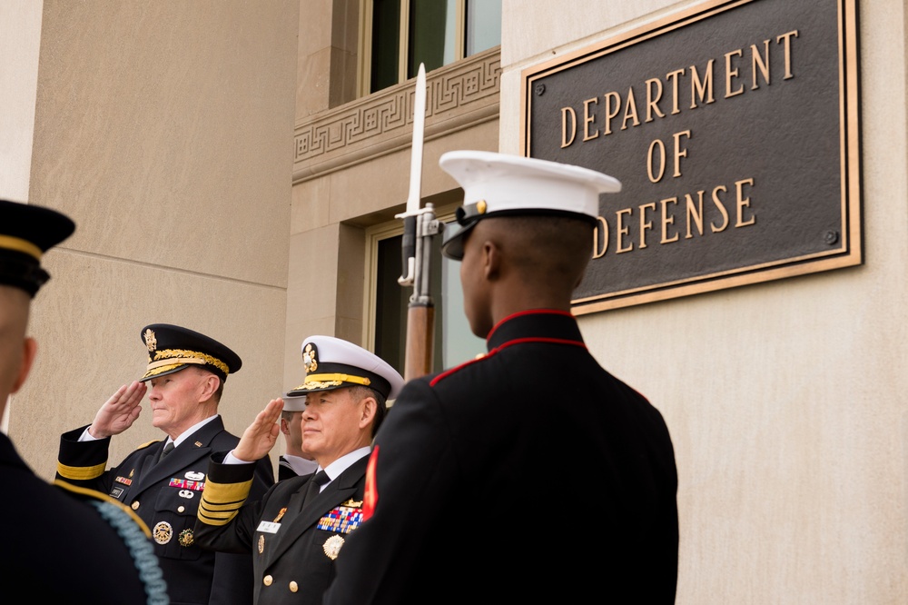 Chairman Dempsey welcomes ROK military delegation