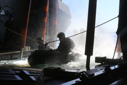 Recon Marines conduct first-time launch off USS Freedom