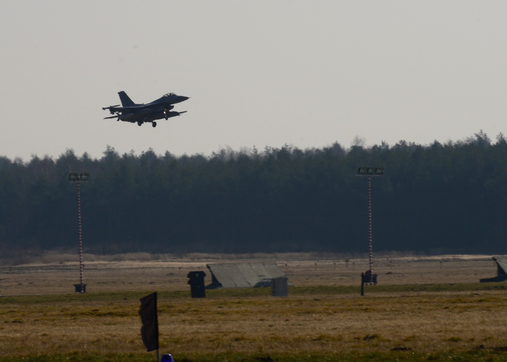 12 F-16s, 200 U.S. personnel arrive in Poland