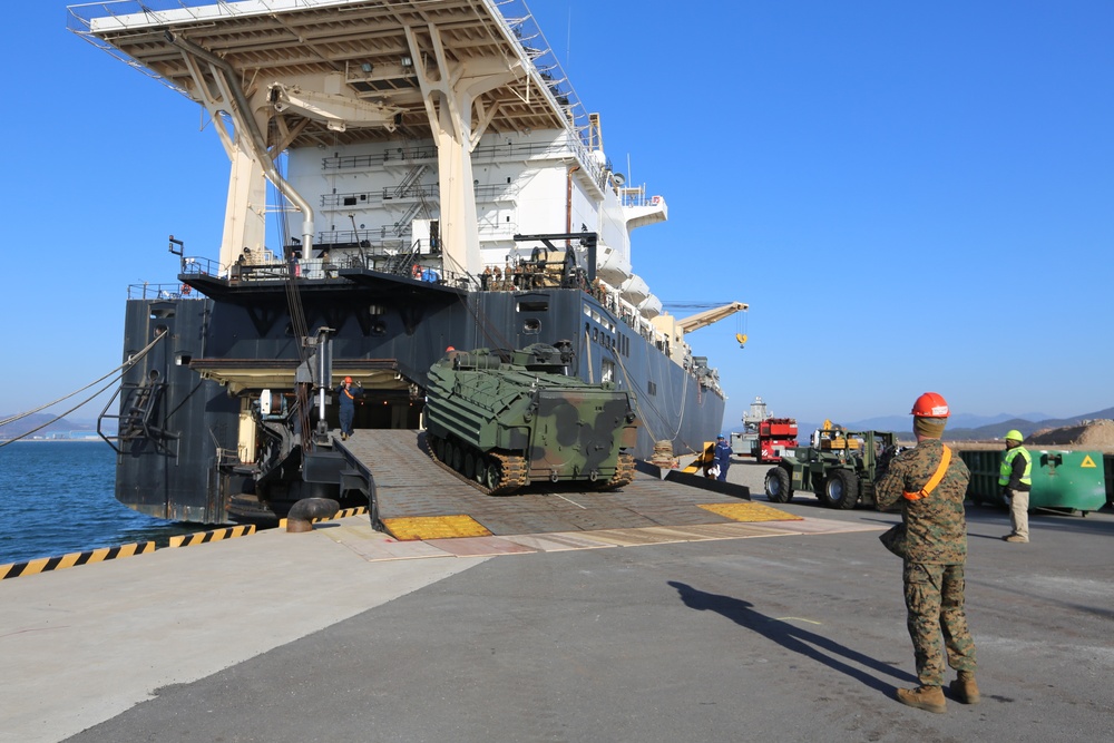 Marines hone amphibious offloading capabilities