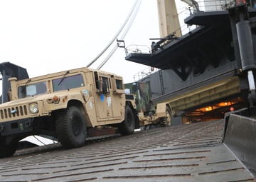 Marines hone amphibious offloading capabilities