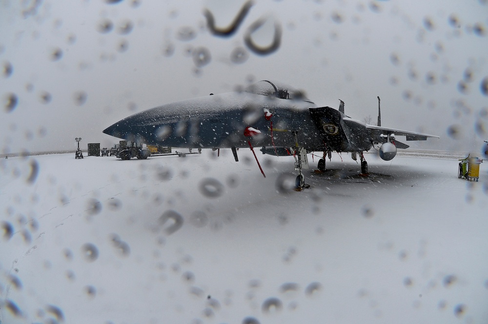 48th AEG defenders, jets brave the cold