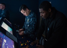 Stennis sailors train with bridge simulator