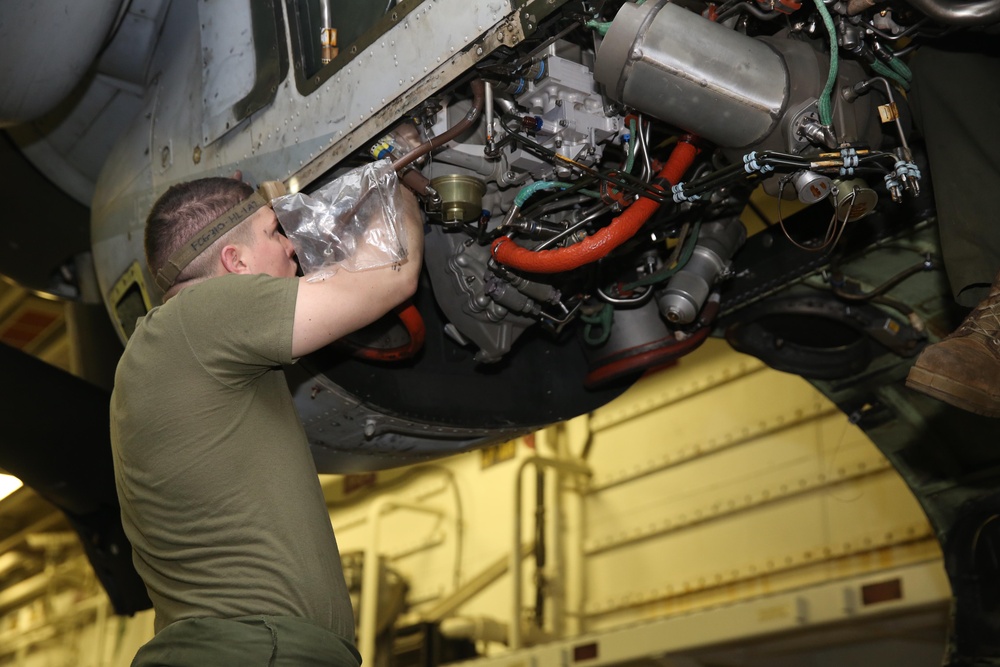 DVIDS - Images - Marines maintain MEU aircraft at night [Image 1 of 3]