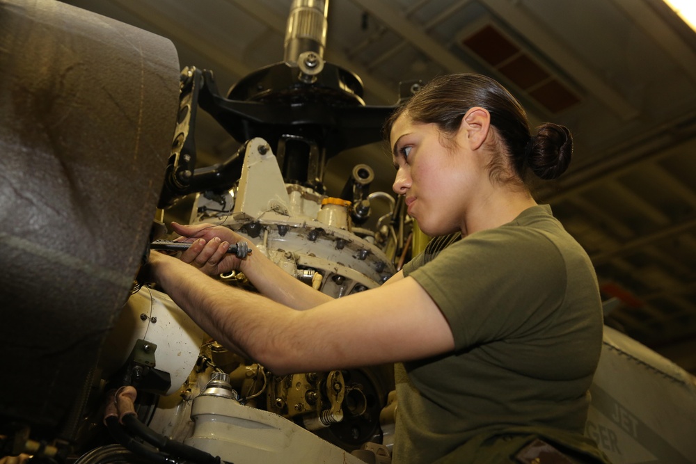 Marines maintain MEU aircraft at night
