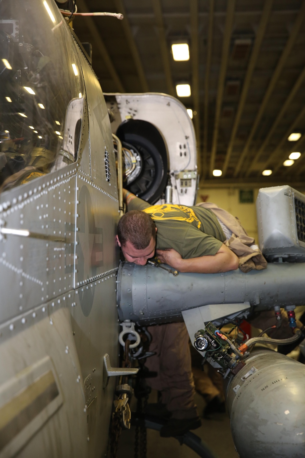 Marines maintain MEU aircraft at night