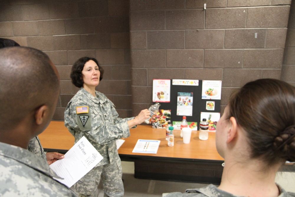Dietician explains sugar amounts in drinks to fellow soldiers