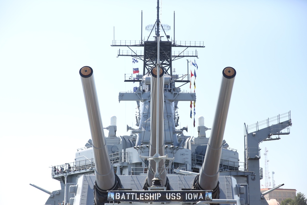 Sailors restore USS Iowa