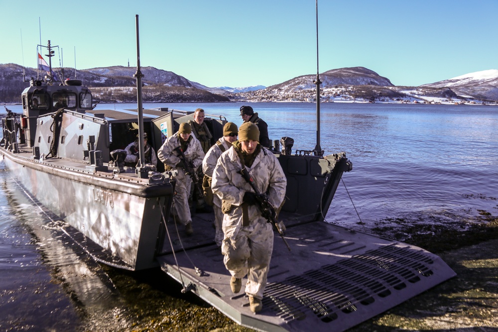 Marines land in the arctic