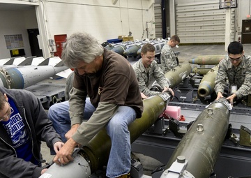 Combat Hammer bomb assembling