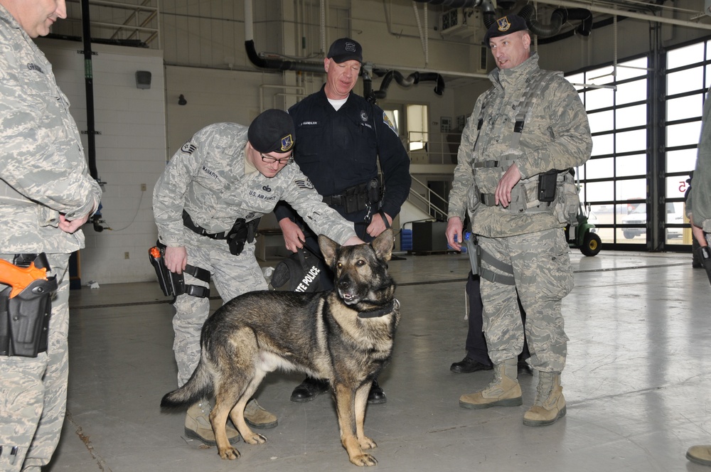 181st Intelligence Wing host K9 training