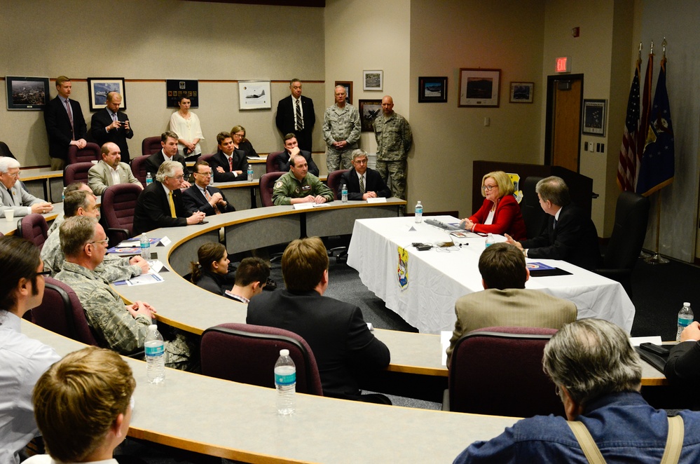 US senators visit Rosecrans Air National Guard Base