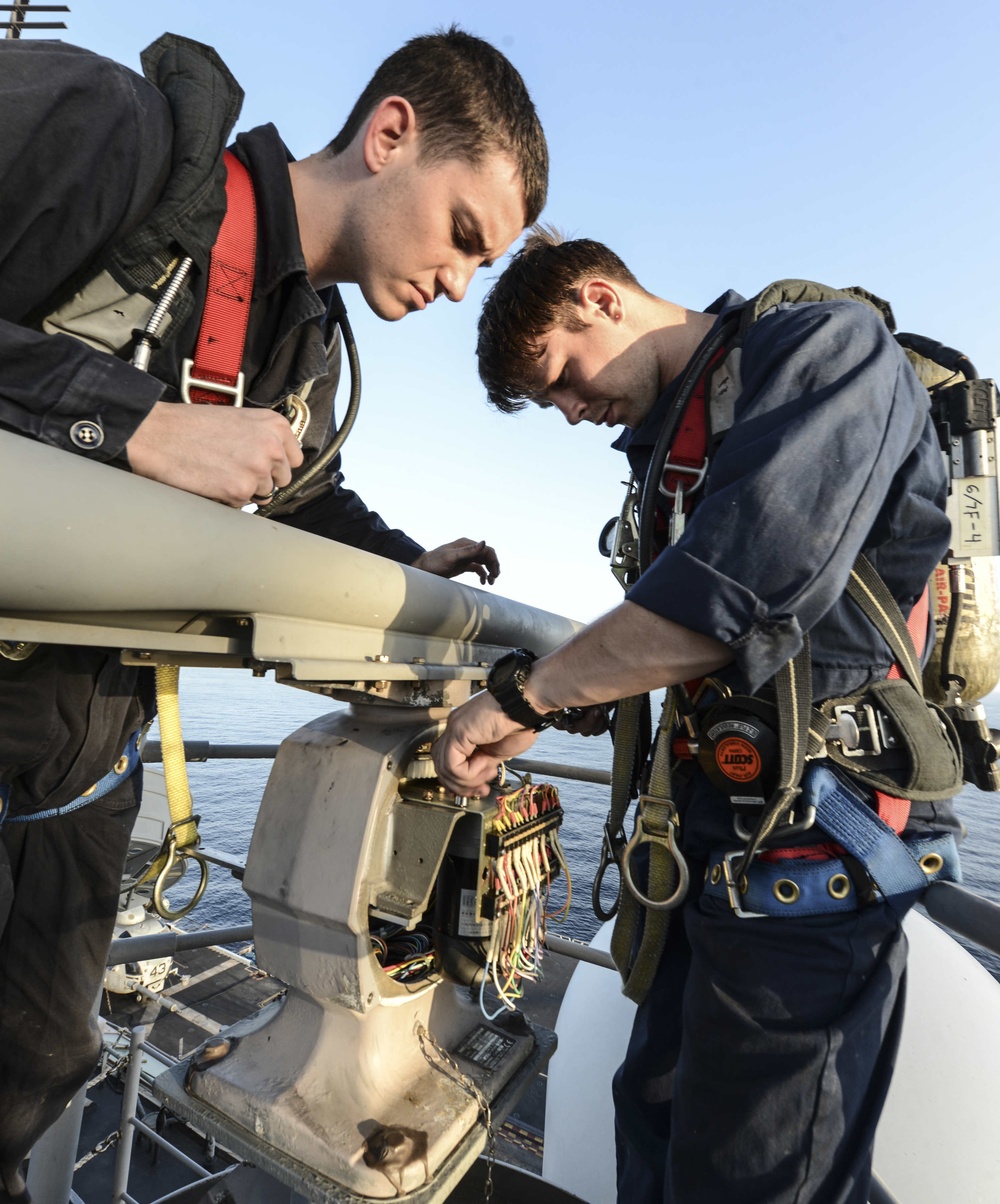USS Bataan sailors install forward radar motor